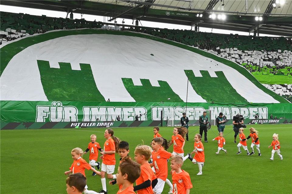 Das neue alte Wappen des VfL Wolfsburg wird vor dem Spiel gegen Bayern München stolz von den Fans präsentiert.Swen Pförtner/dpa