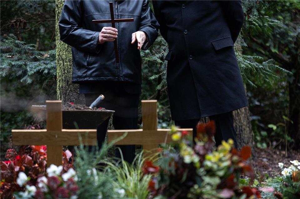 Das novellierte Bestattungsgesetz räumt mehr Möglichkeiten ein. (Symbolbild)Hannes P Albert/dpa