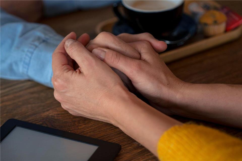 Das offene Gespräch mit Angehörigen hilft beim gemeinsamen Überwinden von Ängsten.picture alliance / Westend61