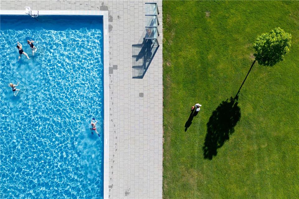 Das oft regnerische Wetter im Juli hat in vielen Freibädern in Bayern zu einem Besucherrückgang geführt. (Archivbild)Sven Hoppe/dpa