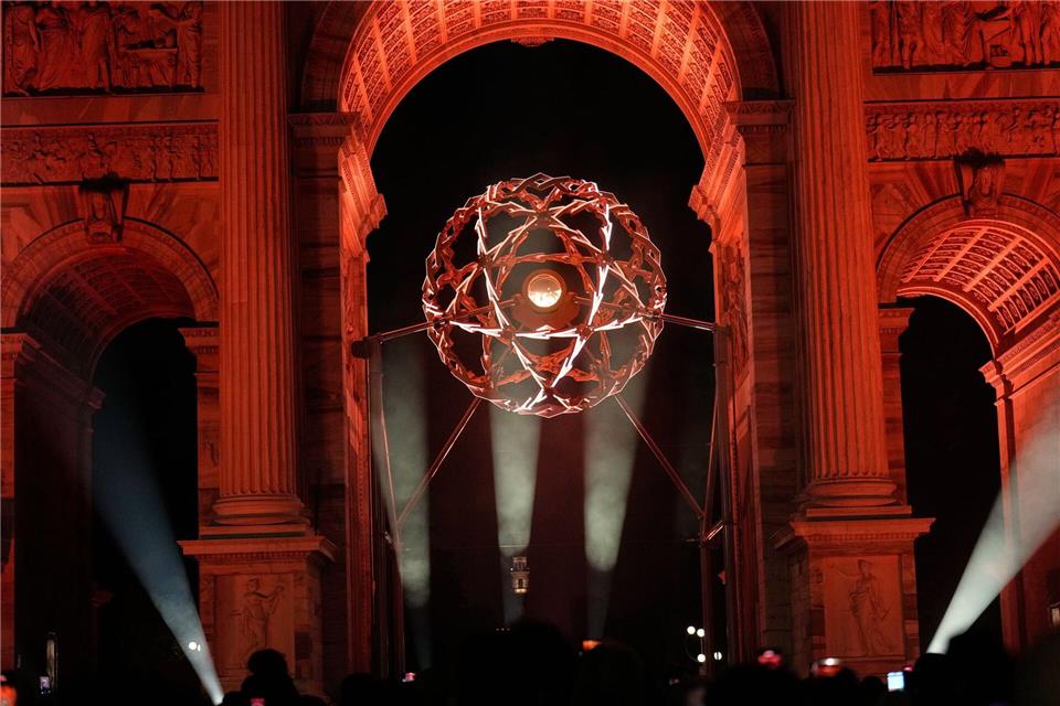 Das olympische Feuer in Mailand.Luca Bruno/AP/dpa