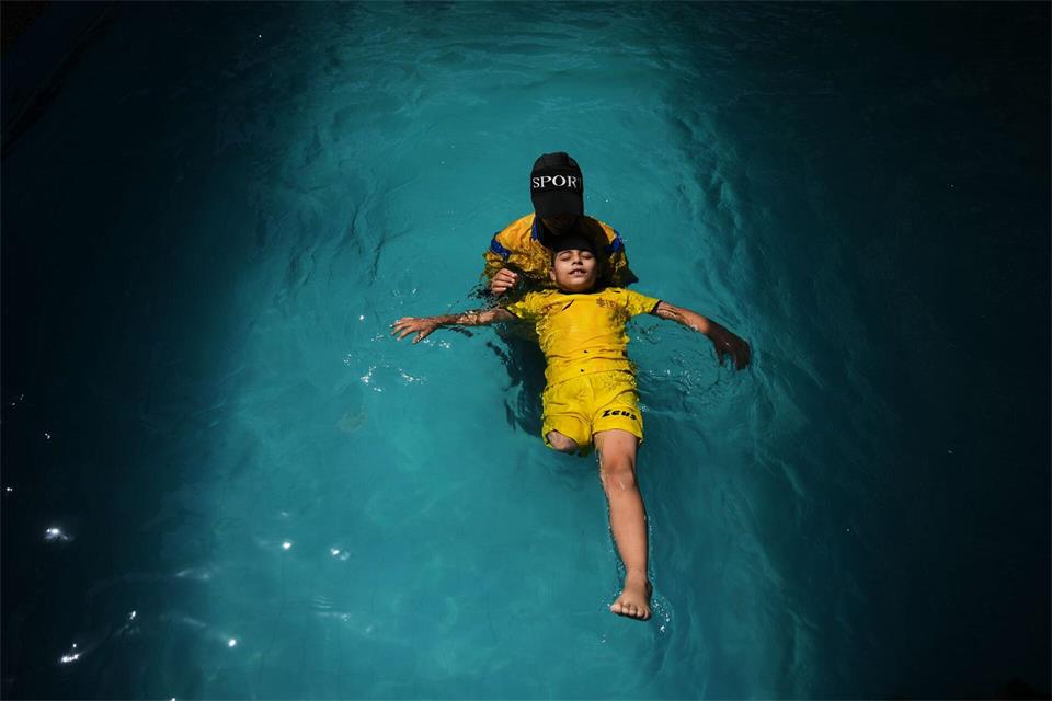 Das palästinensische Mädchen Miral al-Babli, das nach einer Verwundung im Krieg ein Bein verloren hat, nimmt am Schwimmtraining teil.Abdel Kareem Hana/AP/dpa