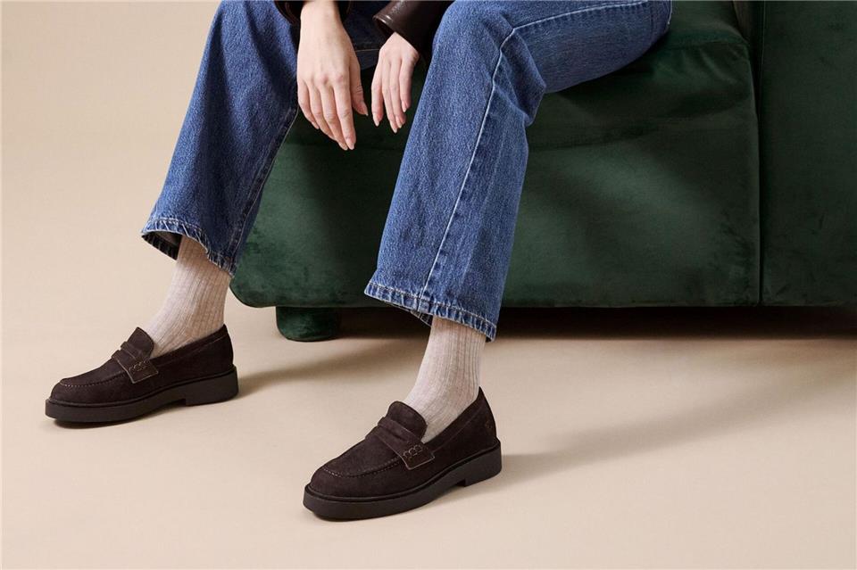 Angesagte Herbstfarbe: So lässt sich Schokobraun kombinieren Das perfekte Casual-Outfit: Braune Loafer, Jeans und braune Jacke – eine mühelose Kombination, die zeitlos und elegant wirkt und zeigt, wie vielseitig Schokobraun im Alltag ist. Hier ein Look von Apple of Eden (Loafer ca. 140 Euro).Ivan Fritsch/Apple of Eden/dpa-tmn