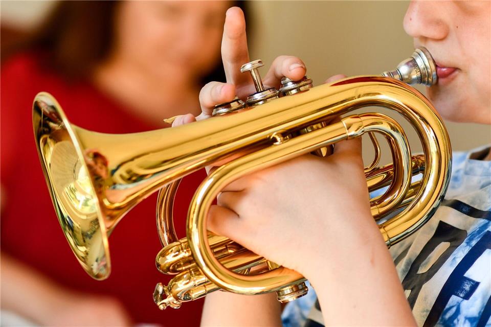 Das regelmäßige Spielen von Blasinstrumenten trainiert die Atemmuskulatur und steigert die Lungenfunktion.picture alliance/dpa/dpa-tmn