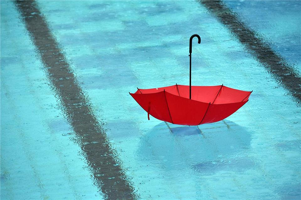 Das regnerische, kühle Wetter sorgte in Rheinland-Pfalz für weniger Badegäste als erwartet. (Symbolbild)Ralf Hirschberger/dpa-Zentralbild/dpa
