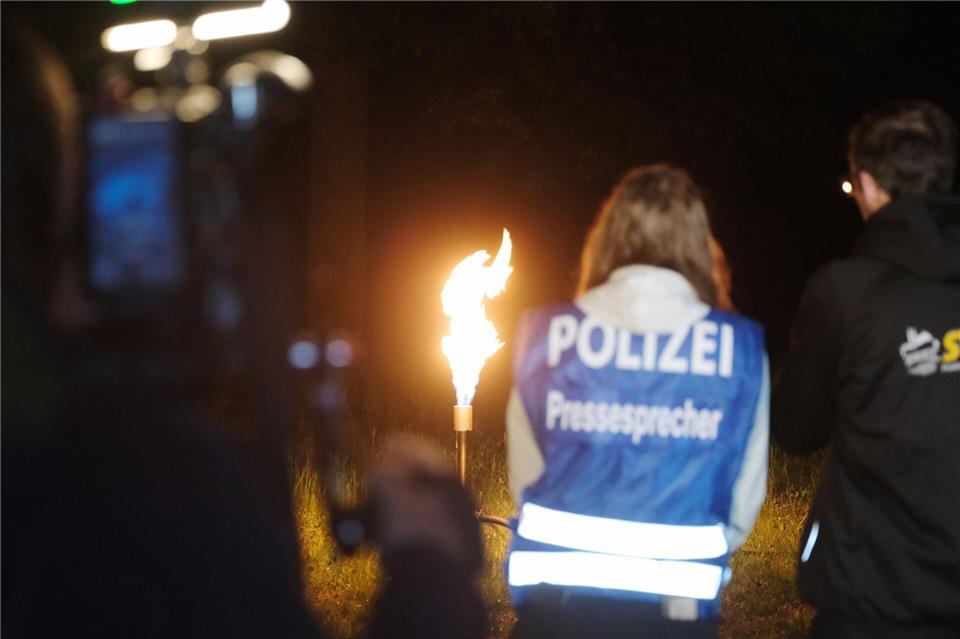 Das restliche Gas aus den Leitungen wurde in der Nacht rund um die Unfallstelle geleert. Es wurde über eine Fackel abgebrannt.Sebastian Willnow/dpa