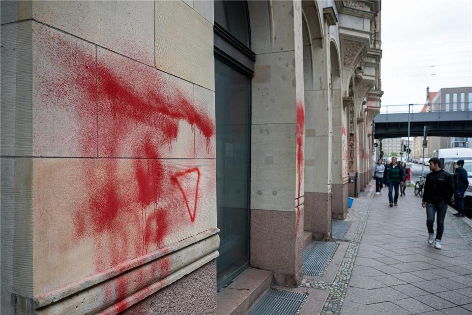 Das rote Dreieck ist das Symbol der Terror-Organisation Hamas.Soeren Stache/dpa