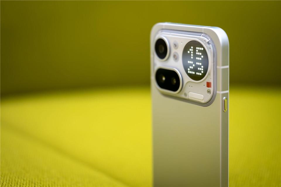 Das runde Pixeldisplay namens Glyph Matrix kann die Zeit anzeigen und noch viele Dinge mehr. Nico Tapia/dpa-tmn