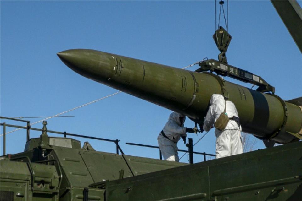 Kiew erneut mit ballistischen Raketen angegriffen Das russische Militär feuert immer wieder ballistische Raketen auf Ziele in der Ukraine ab. (Archivbild)-/Russian Defense Ministry Press Service/AP/dpa