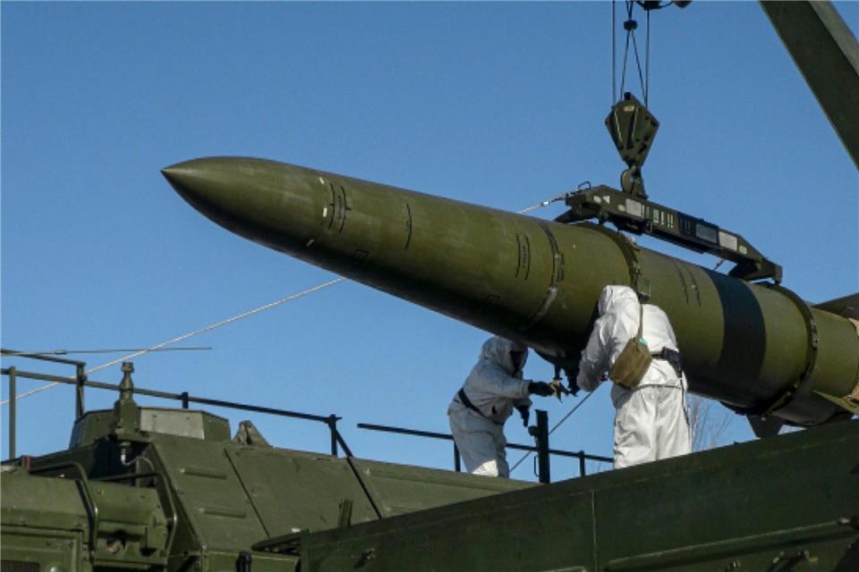 Russland feuert ballistische Raketen auf Kiew ab Das russische Militär setzt immer wieder ballistische Raketen des Typs Iskander gegen Ziele in der Ukraine ein. (Archivbild)-/Russian Defense Ministry Press Service/AP/dpa