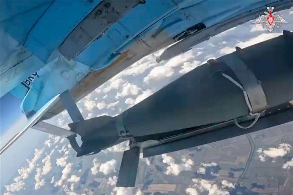 Das russische Militär wirft die Gleitbomben vom Flugzeug aus ab. (Archivbild)Uncredited/Rusian Defense Ministry Press Service/AP/dpa