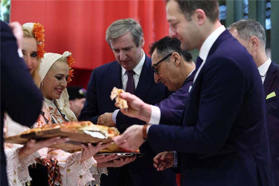 Das schmeckt! Spitzenpolitiker und -politikerinnen lassen sich seit jeher gerne von der Presse bei ihren Rundgängen auf der Grünen Woche begleiten. Hannes Albert/dpa