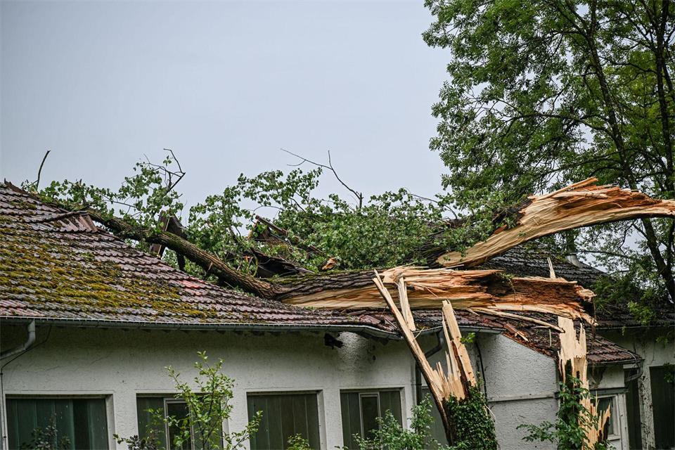 Das schwere Unwetter hat einige Schäden verursacht. (Symbolbild)Jason Tschepljakow/dpa