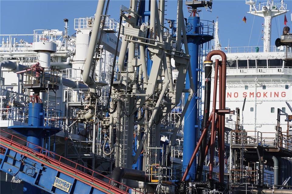 Das schwimmende LNG-Terminal kehrt nach Brunsbüttel zurück. (Archivbild)Marcus Brandt/dpa