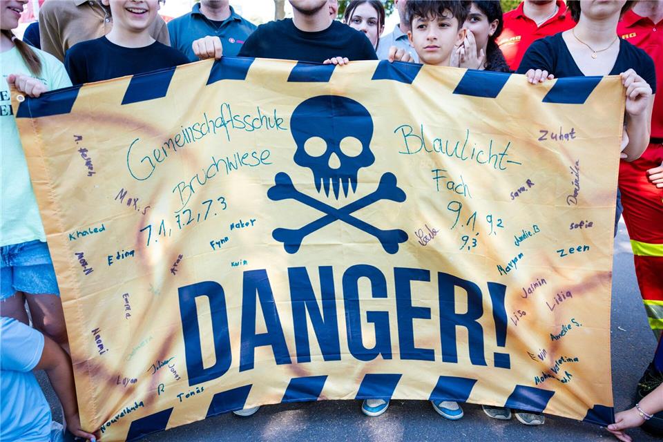 Das selbst gestaltete Banner mit der Aufschrift „Danger“ (deutsch: Gefahr) erinnert an die vielfältigen Risiken am und im Wasser.Laszlo Pinter/dpa
