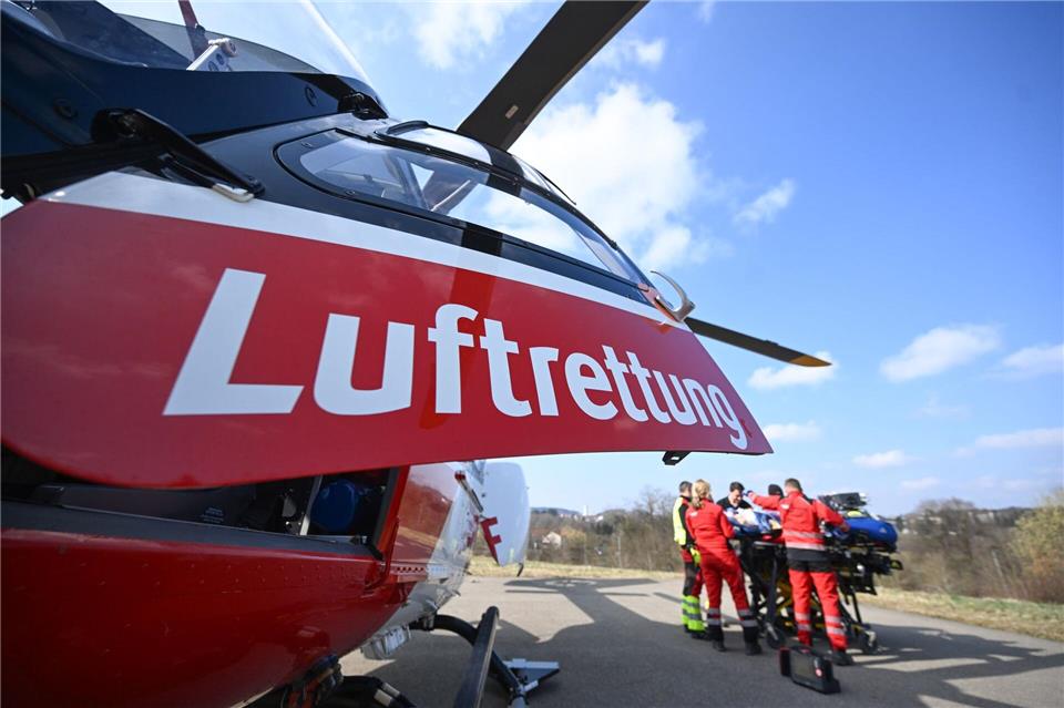 Das siebenjährige Mädchen wurde mit einem Hubschrauber in eine Klinik geflogen. (Symbolbild)Bernd Weißbrod/dpa