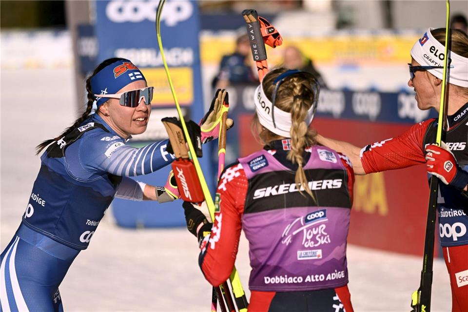 Das siegreiche Trio der vierten Etappe der Tour de Ski, Kerttu Niskanen aus Finnland (l), Astrid Öyre Slind (r) und Therese Johaug aus Norwegen (M), beglückwünscht sich.Emmi Korhonen/Lehtikuva/dpa