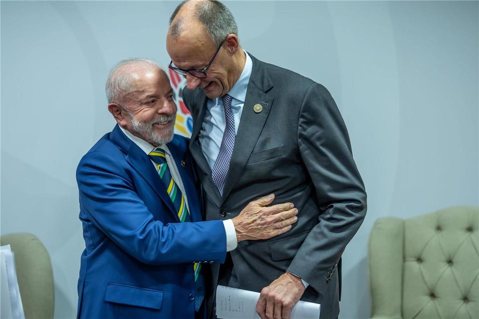 Das sieht schon fast so aus, als würden Merz und Lula miteinander tanzen.Michael Kappeler/dpa-pool/dpa