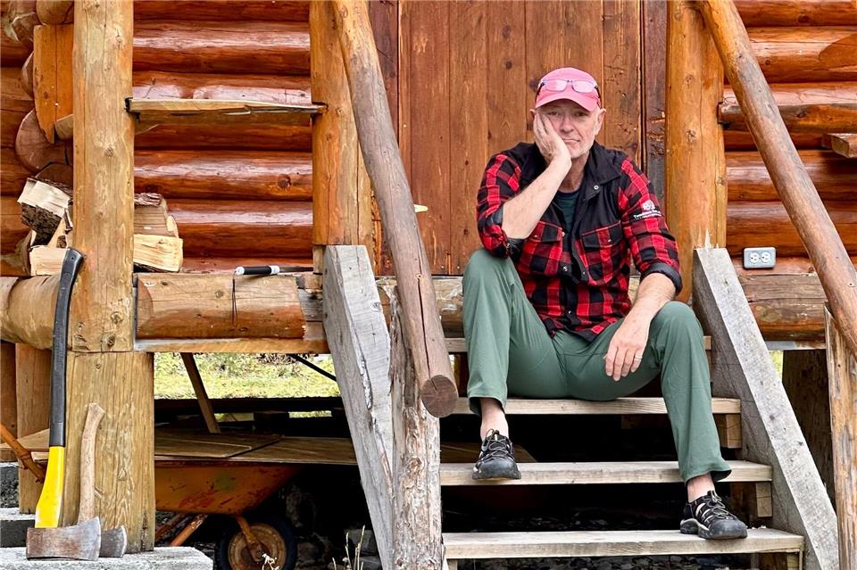 Das sitzende Nichtstun: Autor Ole Helmhausen vor der Blockhütte.Ole Helmhausen/dpa-tmn