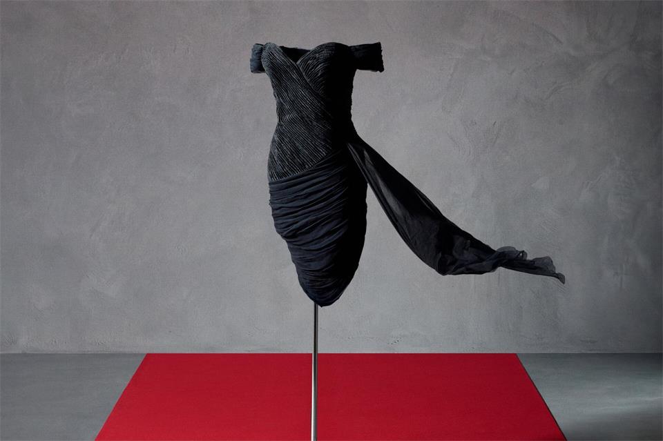 Das sogenannte Rachekleid der verstorbenen Lady Di kommt unter den Hammer in New York. ---/Sotheby’s/dpa