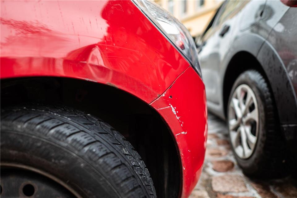 Das soll repariert werden: Aber was tun, wenn die gegnerische Versicherung nicht auf die Aufforderung zur Regulierung des Schadens reagiert?Robert Michael/dpa