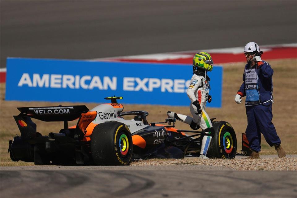 Verstappen gibt McLaren-Duo Lehrstunde Das sollte auf keinen Fall passieren: Ein Unfall mit Teamkollege Oscar Piastri beendet das Sprintrennen früh für Lando Norris.Eric Gay/AP/dpa