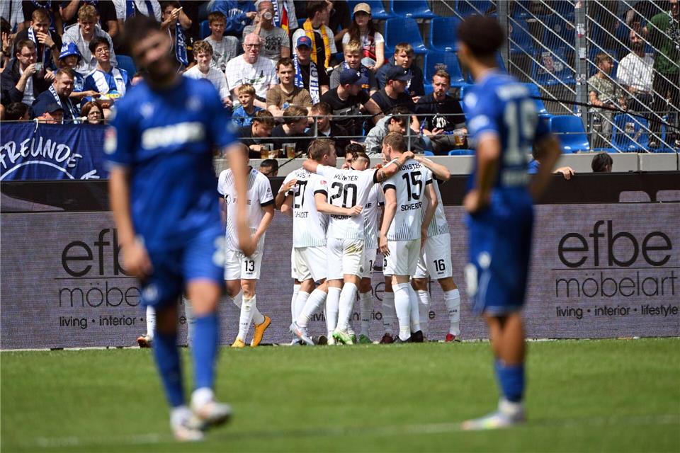 Das sollte eigentlich der Vergangenheit angehören: Auch zuletzt gegen Preußen Münster machte der KSC ein Heimspiel unnötig spannend.Uli Deck/dpa