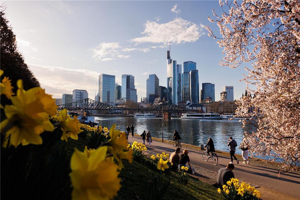 Das sonnige Frühlingswetter setzt sich bis zum Sonntag fort. (Archivbild)Lando Hass/dpa