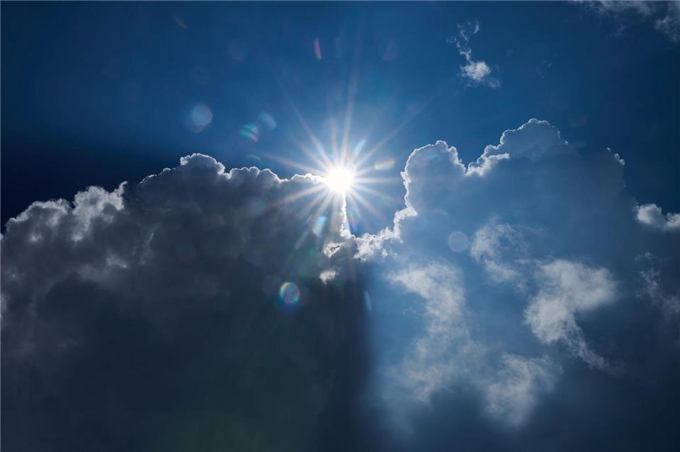 Das sonnige Spätsommerwetter wird in Rheinland-Pfalz und im Saarland von Wolken, Schauern und Gewittern abgelöst. (Archivbild)Annette Riedl/dpa