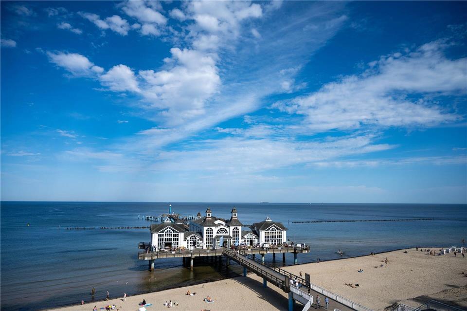 Das spätsommerliche Wetter am Wochenende lockte die Menschen an die Ostseeküste.Stefan Sauer/dpa