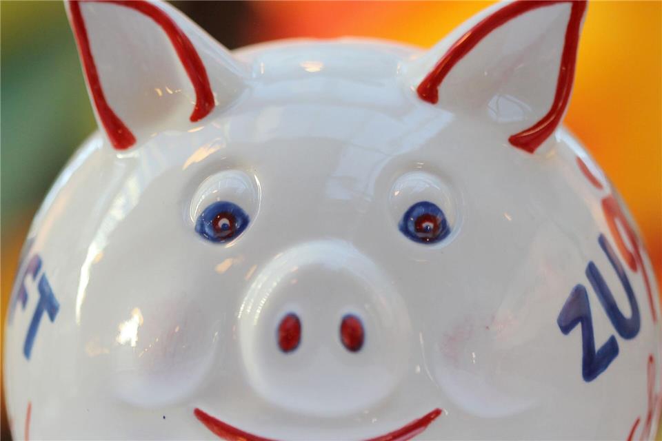 Das sprichwörtliche Sparschwein zahlt gar keine Zinsen. Doch auch bei den Banken sind die Erträge des angelegten Gelds unterschiedlich hoch. (Symbolbild)Fredrik von Erichsen/dpa