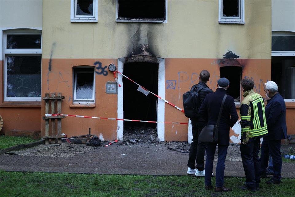 Das stark beschädigte Mehrfamilienhaus nach dem Feuer in BochumChristoph Reichwein/dpa