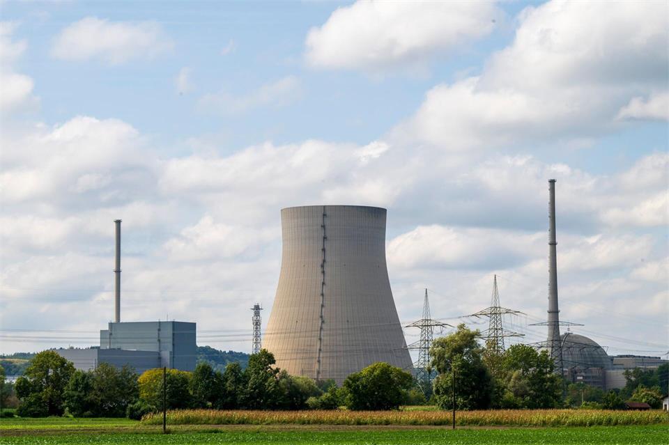 Das stillgelegte Kernkraftwerk Isar 2 nahe Landshut befindet sich seit 2023 im Rückbau. (Archivbild)Peter Kneffel/dpa
