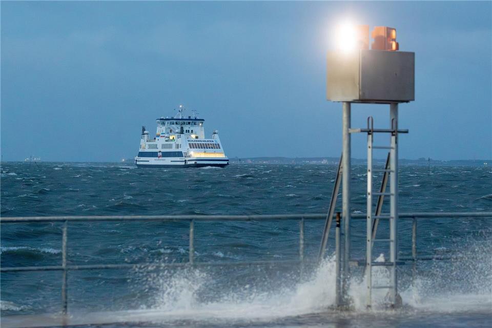 „Joshua“ pustet übers Land - Sturmflut im Norden erwartet Das stürmische Wetter sorgte vor allem an der Nordseeküste für orkanartige Böen.Bodo Marks/dpa