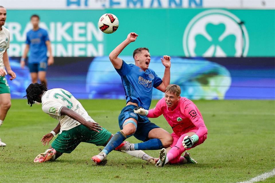 Das tat weh: Eintracht Braunschweig und Stürmer Jan Urbich bei der 0:2-Niederlage in Fürth.Daniel Löb/dpa