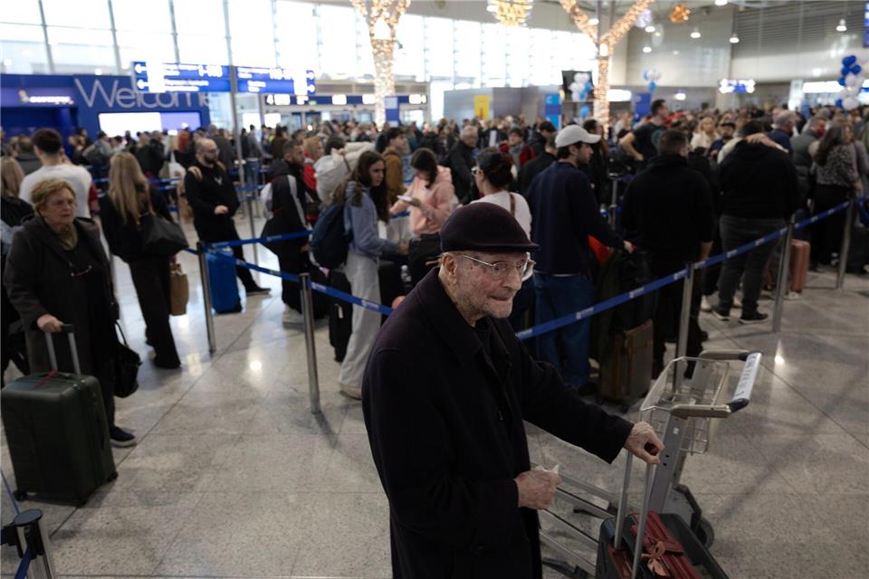 Das technische Problem erwischte die griechischen Airports mitten in der Urlaubszeit.Yorgos Karahalis/AP/dpa