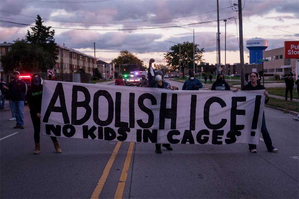 Das teils martialische Vorgehen von Beamten der Migrationsbehörde ICE hat in Trumps zweiter Amtszeit immer wieder zu Protest geführt. (Archivbild)Adam Gray/AP/dpa