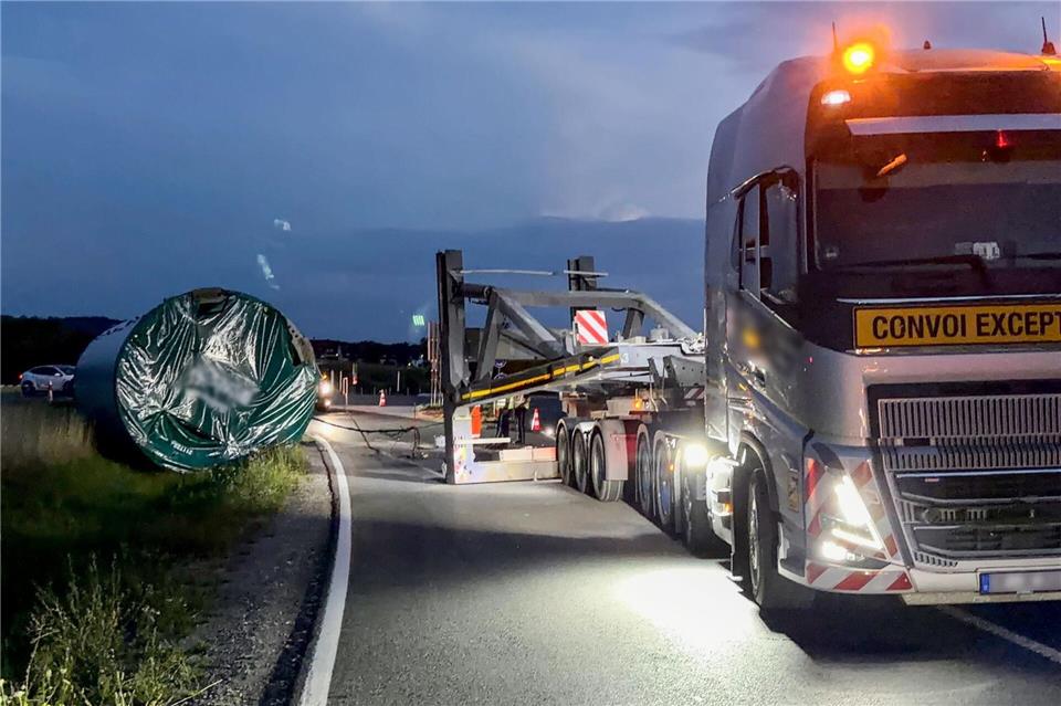 Das tonnenschwere Bauteil muss mit einem Spezialkran geborgen werden. Felix Besold/NEWS5/dpa