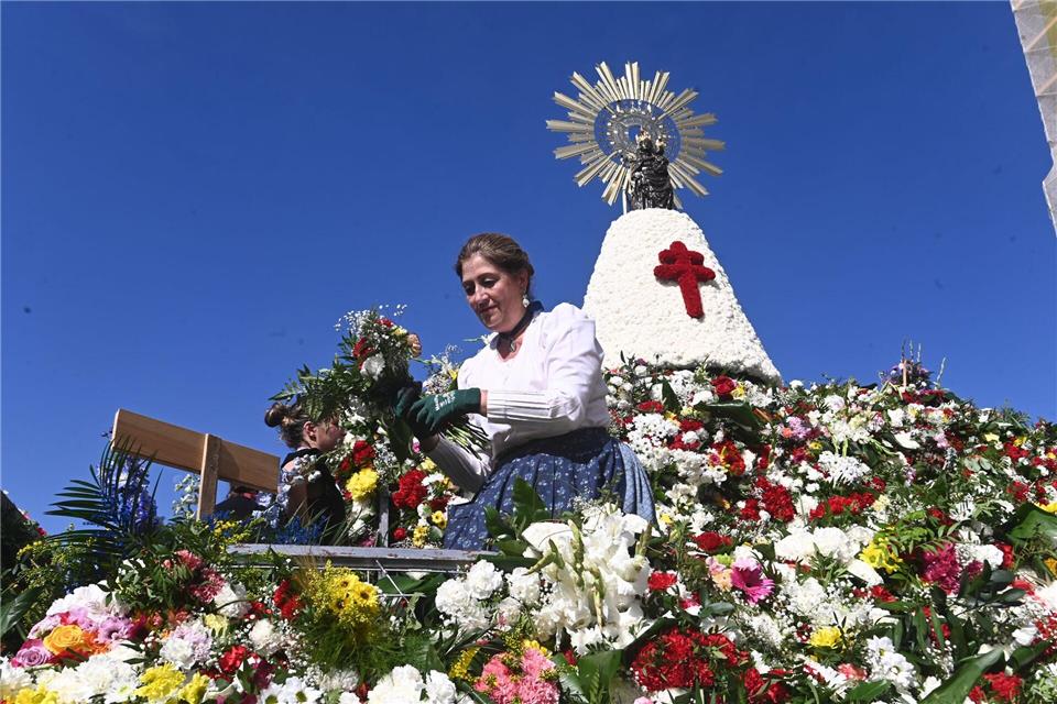 Das traditionelle Blumenopfer zu Ehren der Jungfrau von Pilar  ist das Hauptereignis der Fiestas del Pilar.Ramón Comet/EUROPA PRESS/dpa