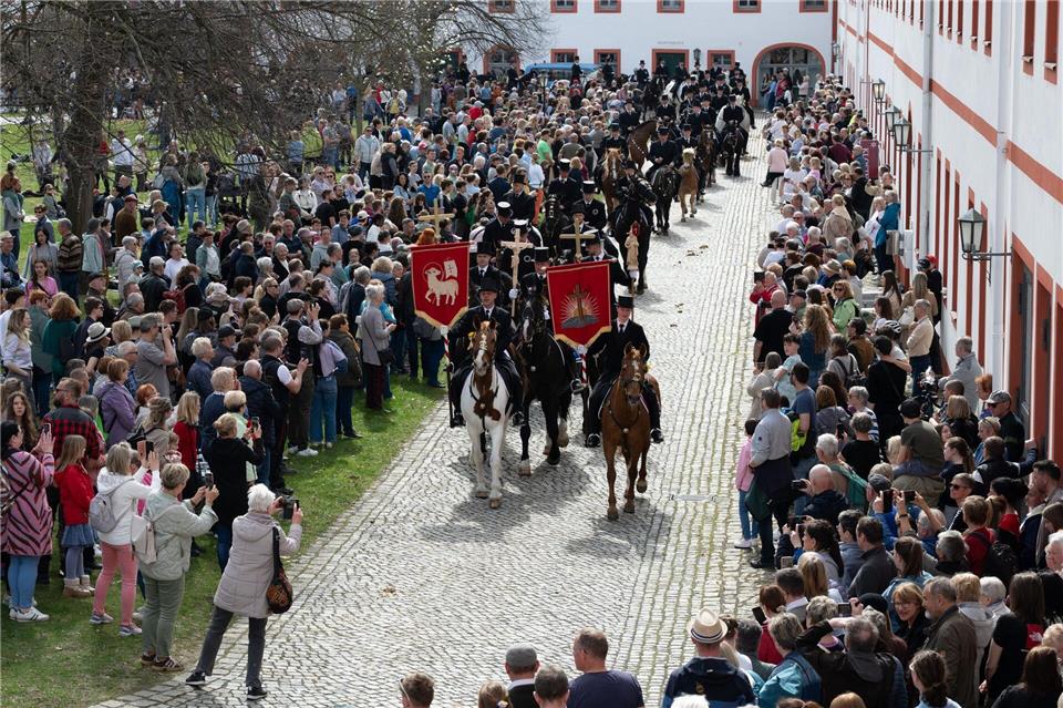 Das traditionelle Osterreiten in der Oberlausitz hat bei schönem Wetter Tausende Schaulustige angelockt. Sebastian Kahnert/dpa