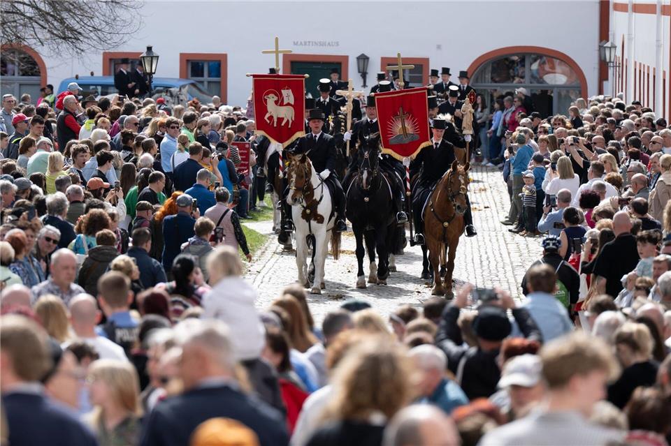 Das traditionelle Osterreiten in der Oberlausitz hat bei schönem Wetter Tausende Schaulustige angelockt. Sebastian Kahnert/dpa