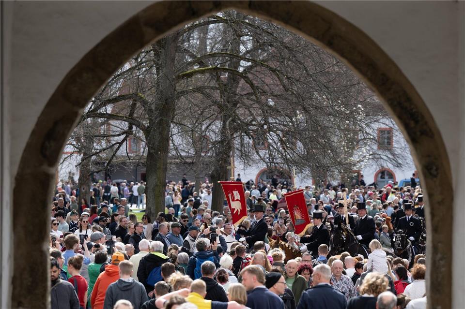 Das traditionelle Osterreiten in der Oberlausitz hat bei schönem Wetter Tausende Schaulustige angelockt. Sebastian Kahnert/dpa