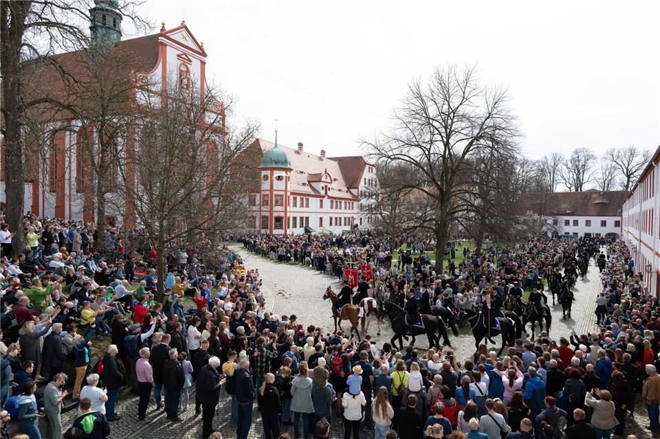 Das traditionelle Osterreiten in der Oberlausitz hat bei schönem Wetter Tausende Schaulustige angelockt. Sebastian Kahnert/dpa