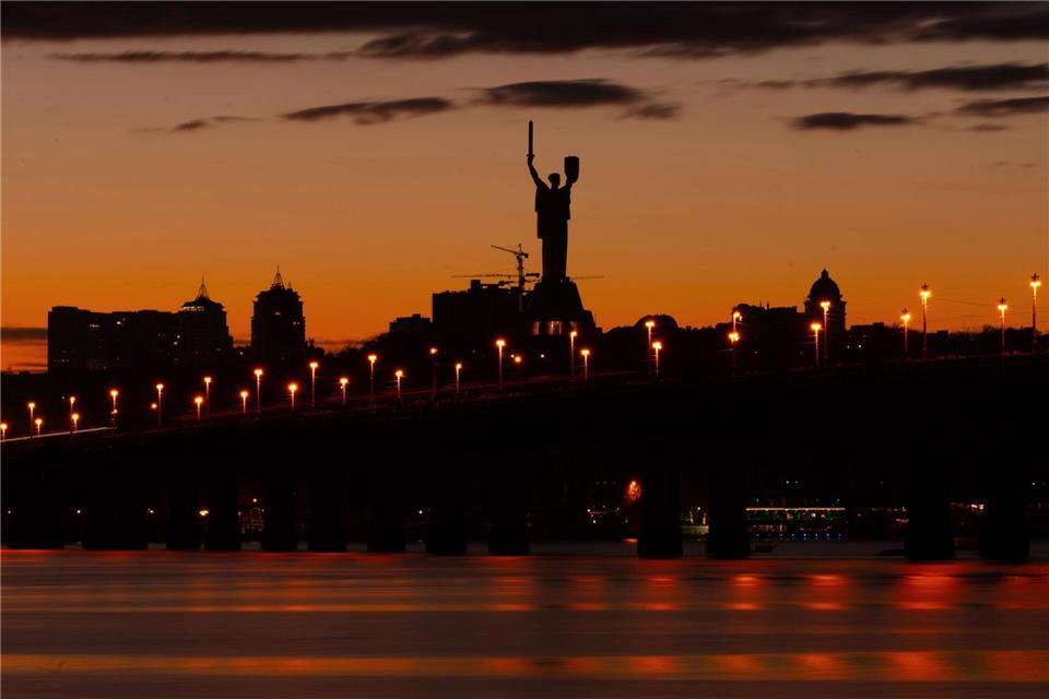 Bilder des Tages  Das ukrainische Mutterland-Denkmal in Kiew ist bei Sonnenuntergang zu sehen.Julia Demaree Nikhinson/AP/dpa