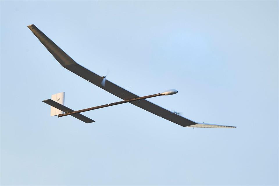 Das unbemannte Solarflugzeug HAP-alpha beim Erstflug am Flughafen Cochstedt.Leon Jakobs/DLR/dpa