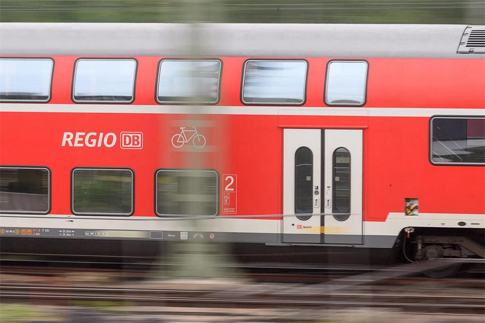 „Das versprochene Gesetz für härtere Strafen bei Angriffen auf Zugpersonal muss noch in diesem Jahr in den Bundestag, sonst legen wir im Januar den Betrieb lahm“, sagte der Gewerkschaftschef Martin Burkert. (Archivbild)Sebastian Gollnow/dpa