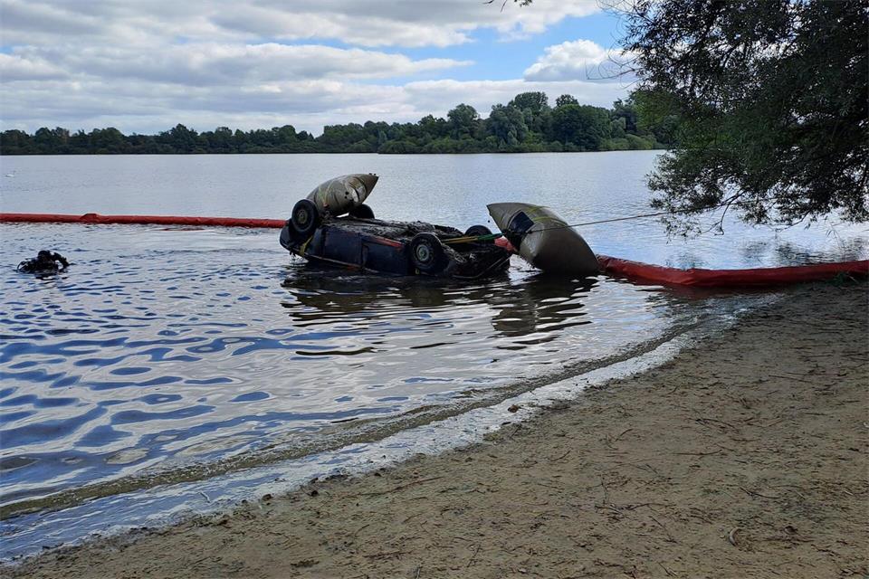 Das versunkene Auto wird aus dem See in Oldenburg geborgen. -/Polizeiinspektion Oldenburg-Stadt/dpa
