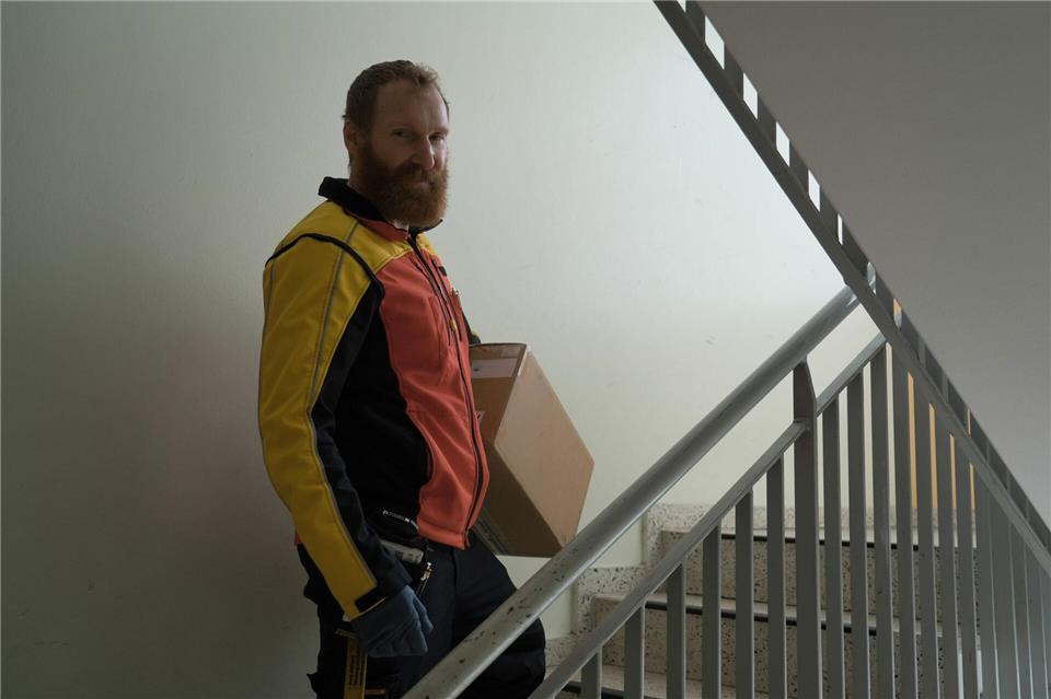 Das viele Treppensteigen ist für Paketboten anstrengend. Manuel Genolet/dpa