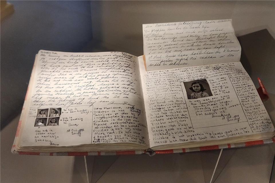 Das vielleicht berühmteste Tagebuch der Welt - das Anne Frank Zentrum Berlin erinnert an das Schicksal der Verfasserin. (Archivbild)Insa Kohler/dpa