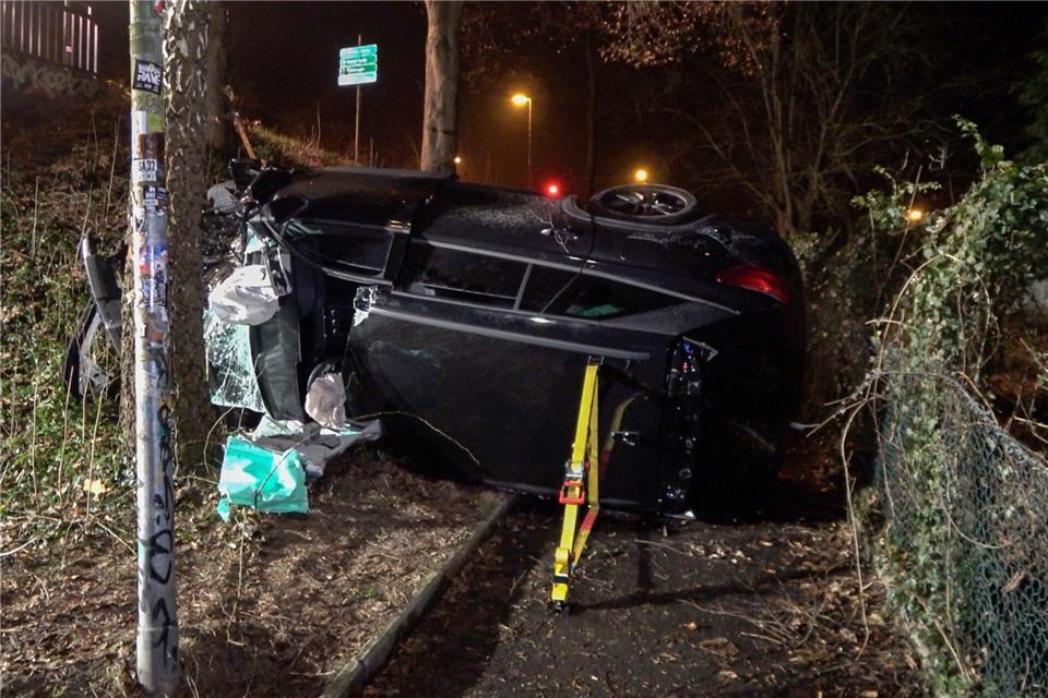 Das völlig zerstörte Auto des verunglückten Fahrers liegt in einer Böschung kurz vor der Bodelschwinghbrücke. Justin Brosch/dpa